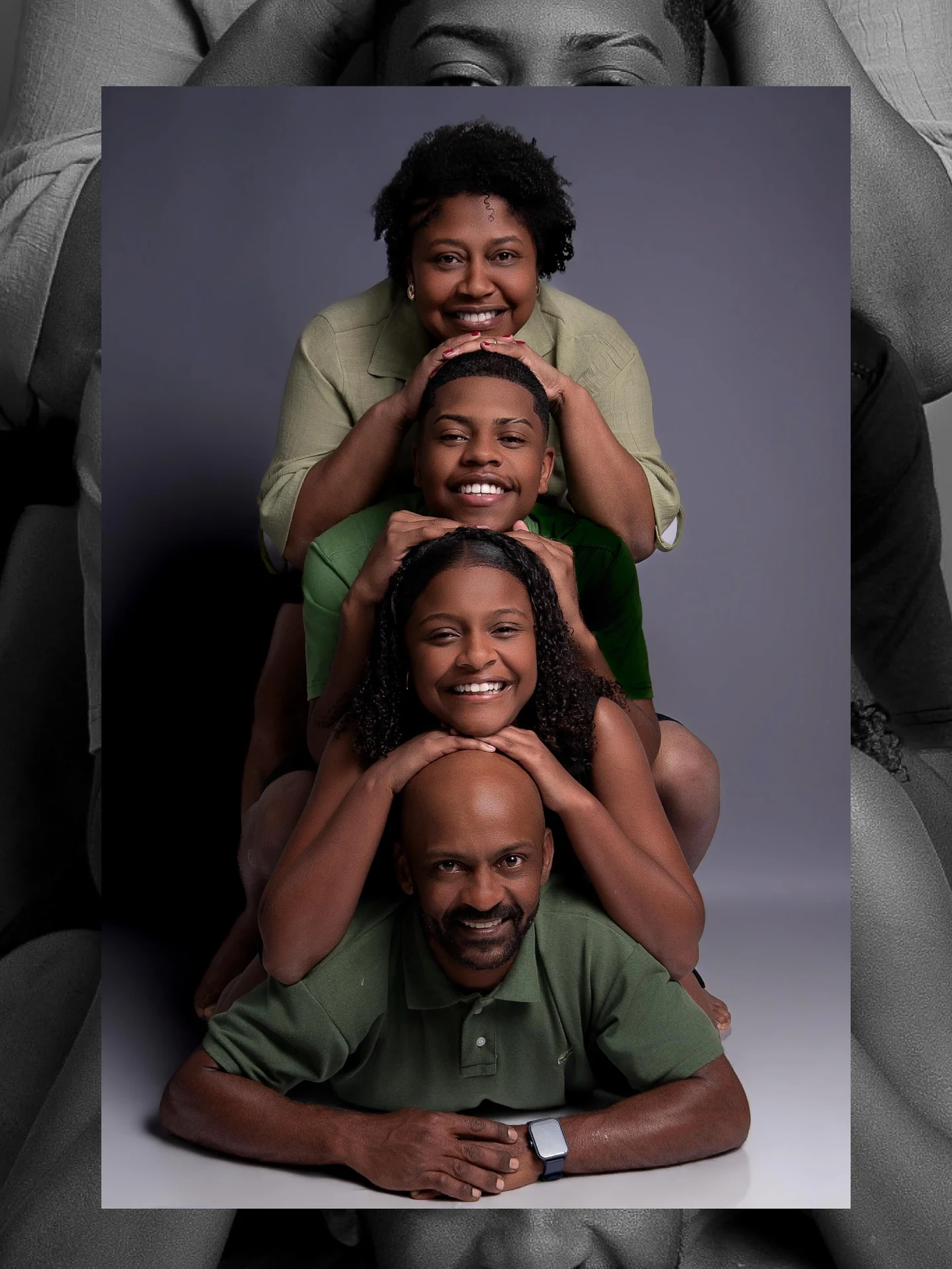 Ensaio fotográfico de família em estúdio com composição artística