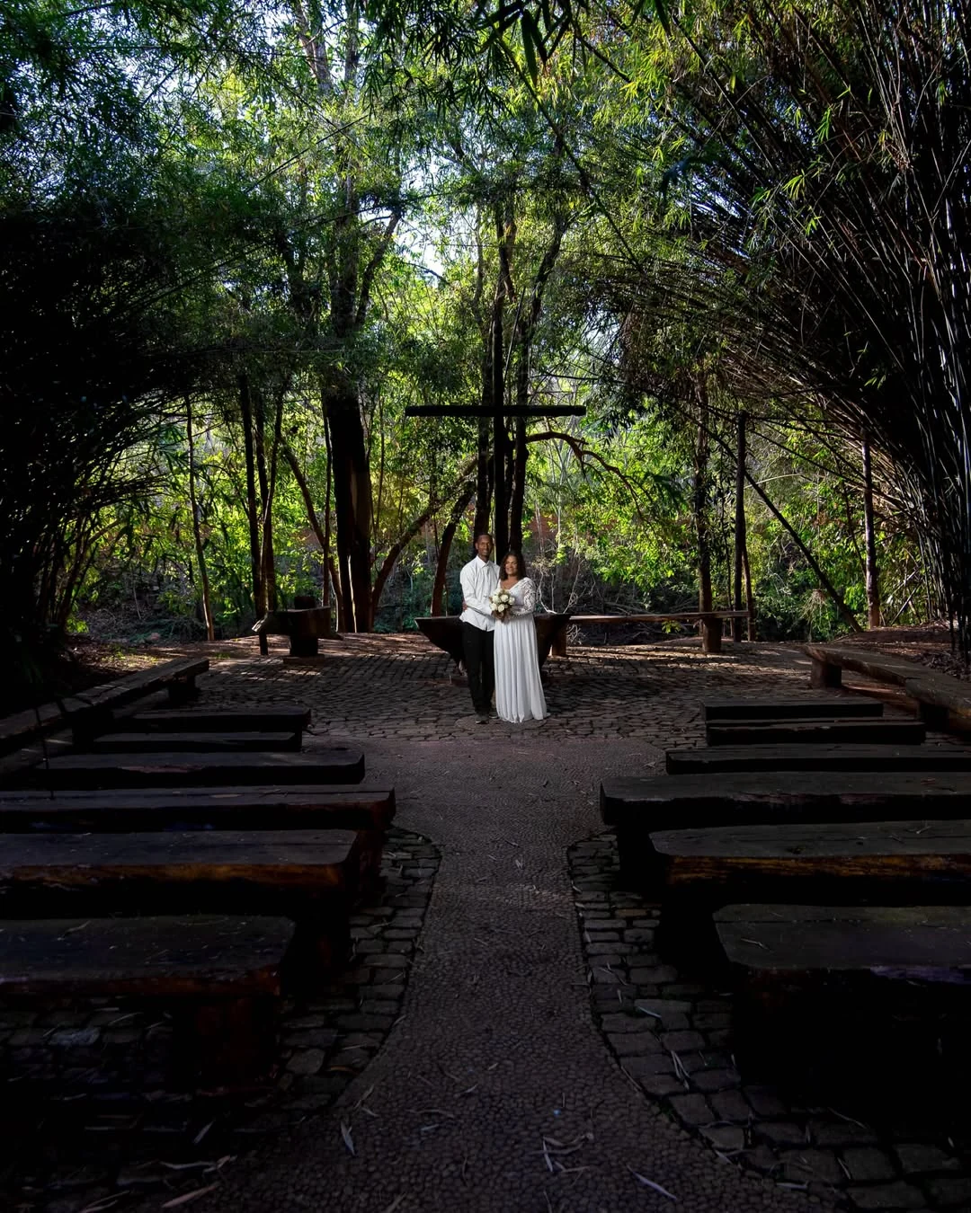 Casamento ao ar livre em capela rústica com altar de madeira fotografado pela Águia Produções